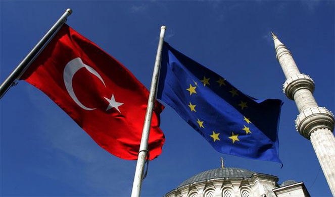 Прапори Туреччини та Євросоюзу