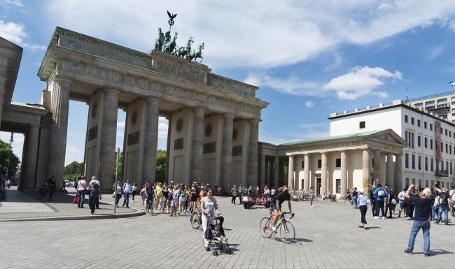 Берлін туристи біля Бранденбурзьких воріт