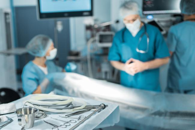 Лікар і медсестра в Німеччині після операції