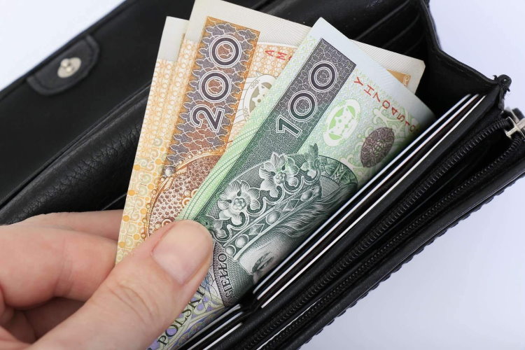 Як отримувати зарплату в Польщі готівкою